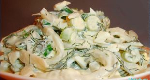 Легкий салат из кальмаров и лука