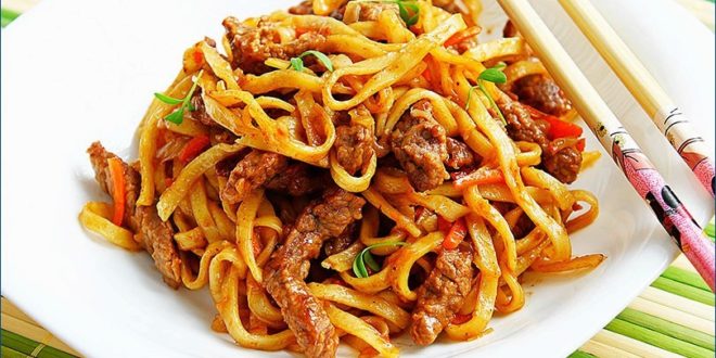 Курица со спагетти и овощами в остром соусе