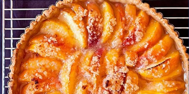 Вкусный пирог со свежими персиками