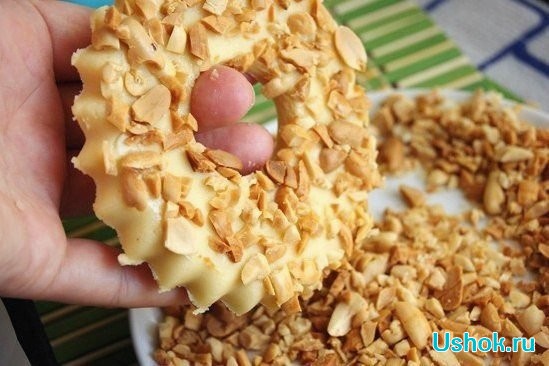 Вкусные песочные кольца с арахисом: рецепт из детства